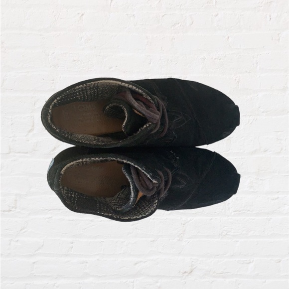 TOMS Black Suede Desert Wedges Shoes - Picture 3 of 3